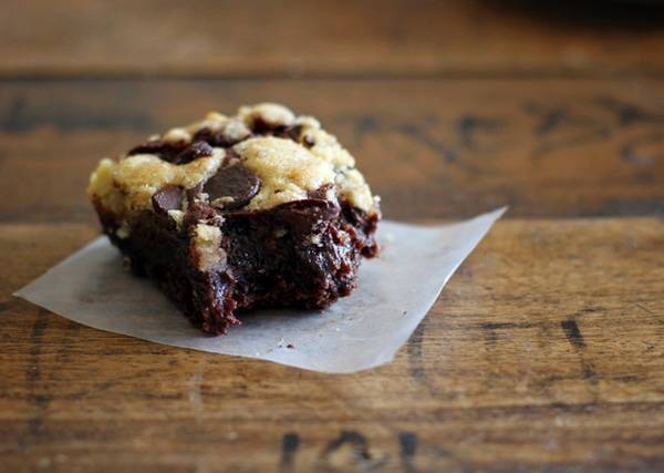 These easy chocolate chip cookie brownies have my very favorite chocolate chip cookie dough baked into the top layer of decadent, fudgy brownies. | pinchofyum.com These easy chocolate chip cookie brownies have my very favorite chocolate chip cookie dough baked into the top layer of decadent, fudgy brownies. | pinchofyum.com